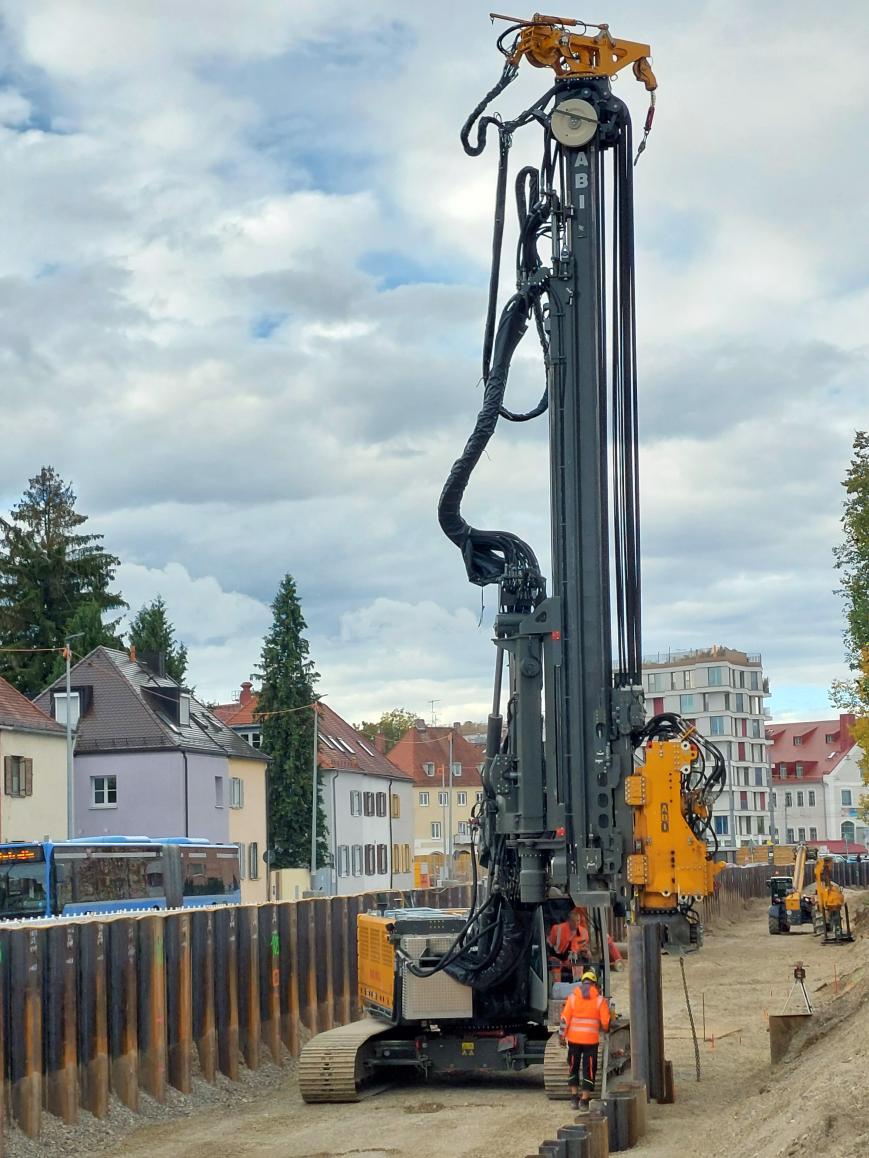 Spundwandarbeiten auf der U-Bahnbaustelle Am Knie; Quelle: Baureferat Spundwandarbeiten auf der U-Bahnbaustelle Am Knie; Quelle: Baureferat
