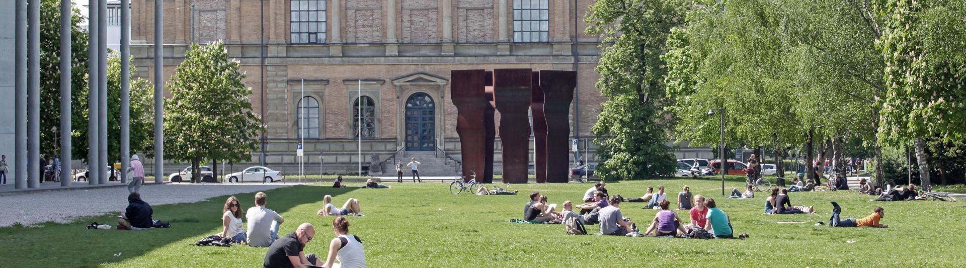 Menschen im Grün des Museumsviertels, Foto: LHM/Nagy