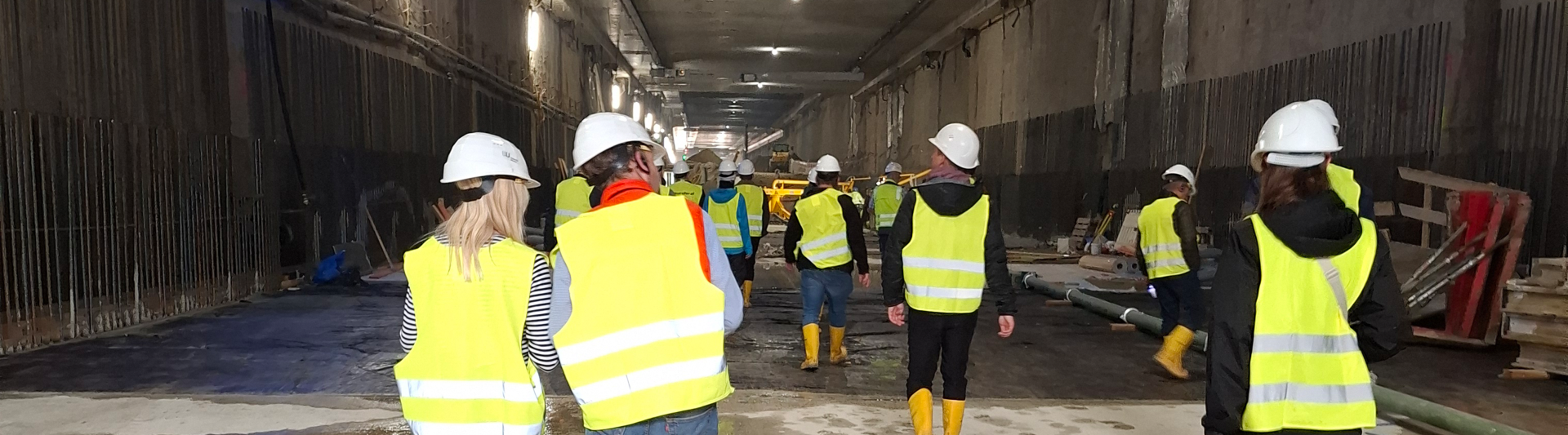 Eine Besucher*innengruppe im Rahmen eienr U5-Baustellenführung unter der Gotthardstraße; Quelle: Baureferat