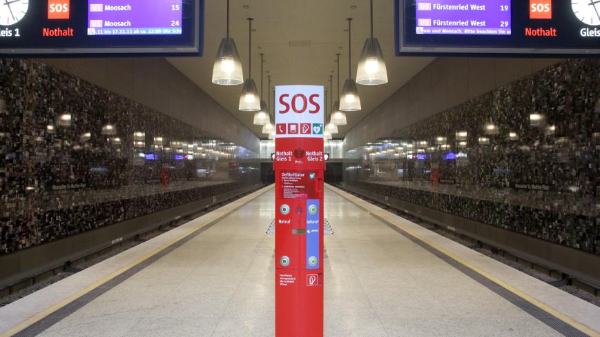 Notrufsäulen im U-Bahnhof Moosach, Foto: LHM/Nagy Notrufsäulen im U-Bahnhof Moosach, Foto: LHM/Nagy
