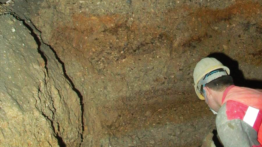 Abbildung 5: Geschichtete Schotter des Quartärs beim bergmännischen Vortrieb eines Streckentunnels in Spritzbetonbauweise. Die Quartären Schotter werden durch Lagen und Linsen unterschiedlich gefärbter Kiese, Sande, Kies-Sand-Gemische und Schluffe aufgebaut. Der Vortrieb erfolgt hier bei abgesenktem Grundwasserspiegel in den bergfeuchten Schottern.