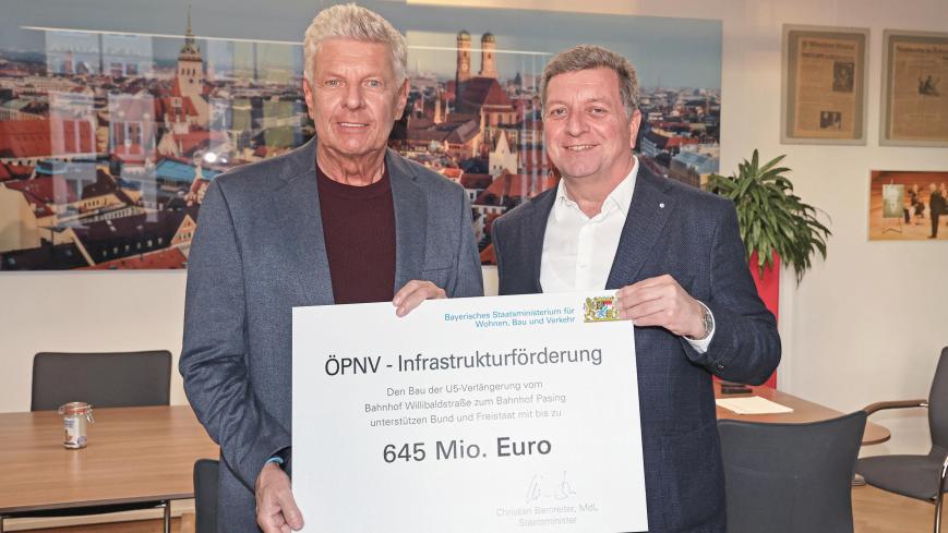 Christian Bernreiter, Bayerischer Staatsminister für Wohnen, Bau und Verkehr übergibt den symbolischen U5-Förderbescheid an Oberbürgermeister Dieter Reiter.