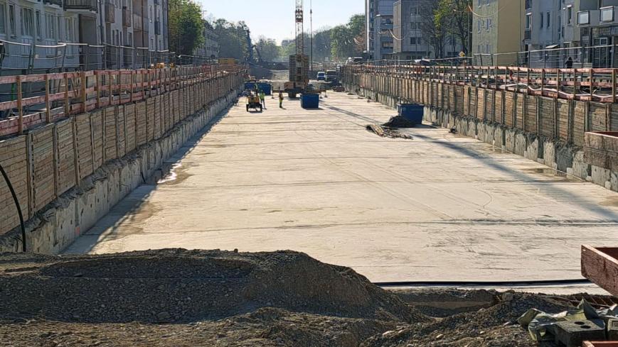 Blick auf den fertig betonierten Deckel entlang der Gotthardstraße; Foto: Baurefrat