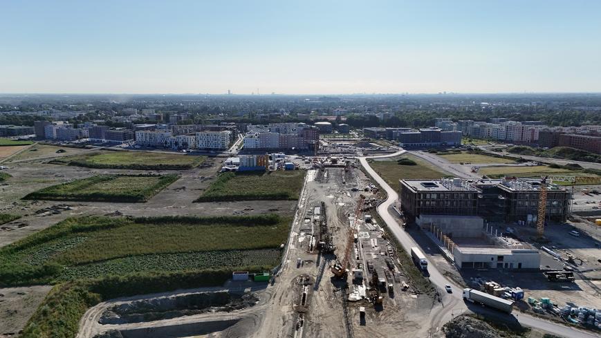 Luftbild der Baustelle zur Vorhaltemaßnahme U-Bahnhof Freiham, Juli 2026; Quelle: Baureferat