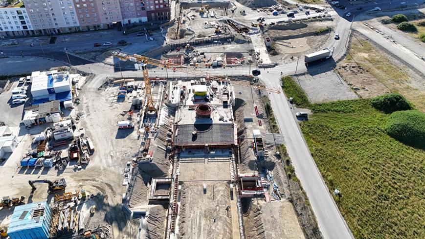 Luftbild der Baustelle zur Vorhaltemaßnahme U-Bahnhof Freiham im Bereich Aubinger Allee, Juli 2026; Quelle: Baurefert