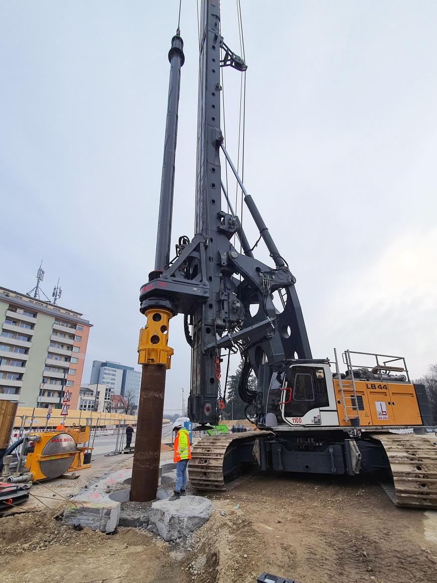 Bohrpfahlgerät auf der U-Bahn-Baustelle Am Knie; Quelle Baurefrat Bohrpfahlgerät auf der U-Bahn-Baustelle Am Knie; Quelle Baurefrat