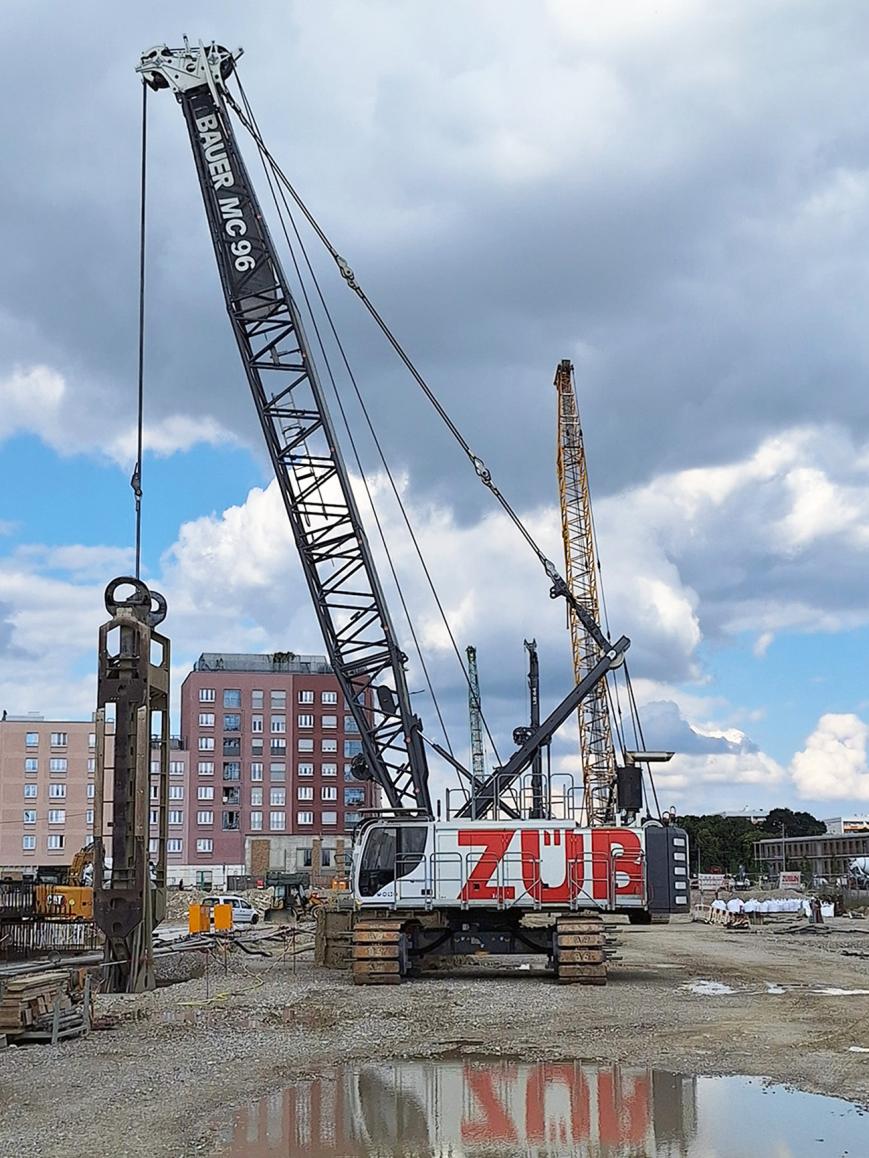 Schlitzwandgreifer beim Herstellen der Bahnhofsaußenwände; Quelle: Baureferat Schlitzwandgreifer beim Herstellen der Bahnhofsaußenwände; Quelle: Baureferat